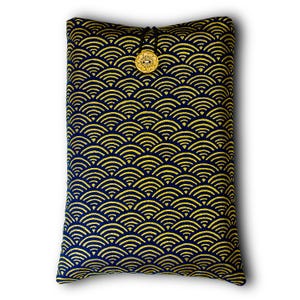 Buchhülle aus japanischer Baumwolle: Indigo & Gold Seigaiha Muster