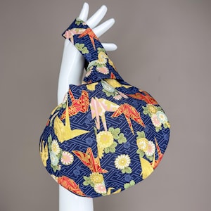 Reversible Japanische Knotentasche | Blauer Origami Kranich & Chrysantheme Druck | Sayagata Muster | Blue Duchess Satin Futter | Handgefertigte Handgelenktasche