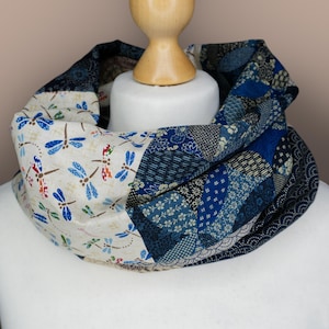 Bufanda infinita japonesa de patchwork hecha a mano – Algodón índigo, estampado de libélulas