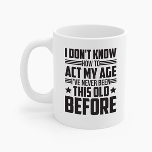 Taza de café divertida para adultos con texto en inglés &quot;No sé cómo actuar según mi edad&quot;