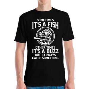 Camiseta engraçada de pesca, às vezes é um peixe, sempre pega alguma coisa, pescador, dia dos pais, homens e mulheres