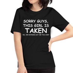 Camiseta engraçada e fofa &quot;Desculpe, estou comprometido&quot; da Boyfriend para homens e mulheres