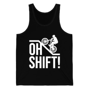 Könnte beinhalten: Schwarzes Tanktop mit weißer Grafik eines Radfahrers, der einen Wheelie auf einer Rampe macht, mit dem Text "OH SHIFT!" in Weiß.