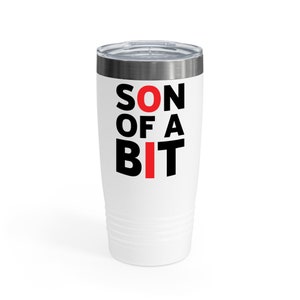 Könnte beinhalten: Weißer Reisebecher mit dem Text "SON OF A BIT" in Schwarz und Rot. Der Becher hat einen silbernen Rand und einen transparenten Deckel. Das Design ist mittig auf der Vorderseite.