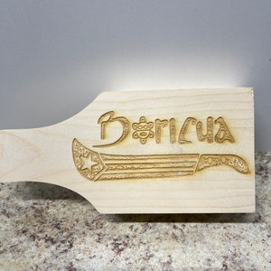 May include: A wooden spatula with a laser-engraved design featuring the word "Borícua" and a stylized image of the Puerto Rican flag.