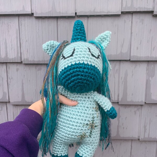 Licorne scintillante bleu sarcelle endormie | Amigurumi Animal en peluche | Crochet fait main | fil doux d'acrylique et de laine