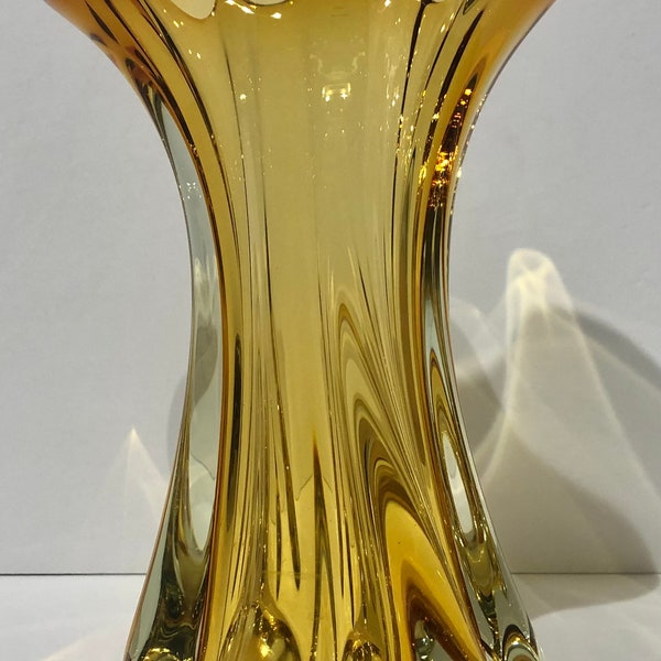 Vase en verre ambré canadien