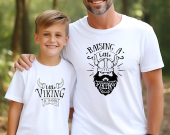 Duo T-Shirt Père Fils Assorti Raising a little viking, Ensemble Tee-Shirt AdulteEnfant Personnalisé, Idée cadeau papa