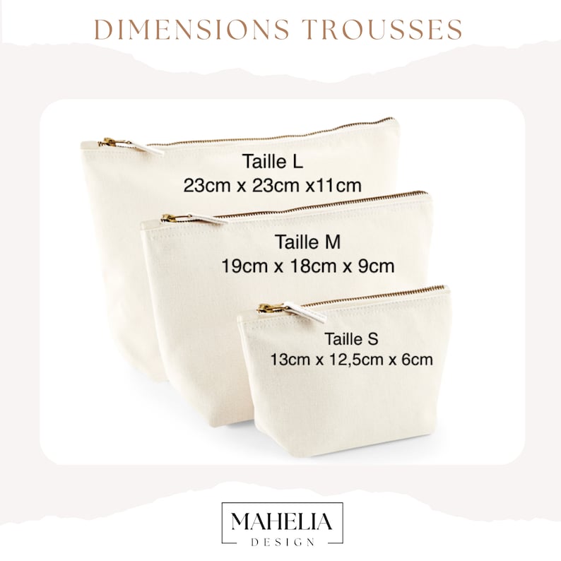 Puede incluir: Tres bolsas de lona blanca con cremalleras doradas. Las bolsas est&aacute;n etiquetadas con las palabras francesas "Taille L", "Taille M" y "Taille S" y sus dimensiones correspondientes en cent&iacute;metros. Las bolsas est&aacute;n dispuestas en orden descendente de tama&ntilde;o, con la bolsa m&aacute;s grande en la parte superior y la m&aacute;s peque&ntilde;a en la parte inferior. Las bolsas est&aacute;n sobre un fondo blanco.
