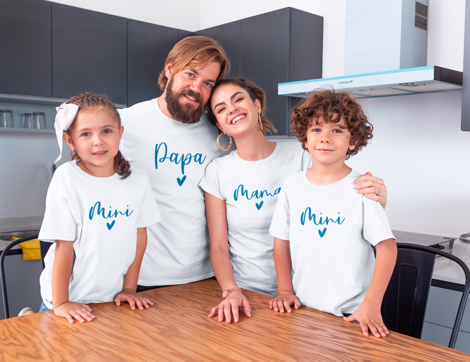 Discover Maglietta T-Shirt Famiglia Disegno Papa Mama E Mini Simpatico Con Testo Stampa Blu Uomo Donna Bambini
