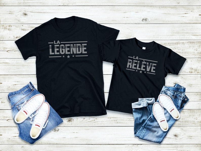 Peut inclure: Deux t-shirts noirs avec un imprim&eacute; graphique blanc. Le plus grand t-shirt dit "LA LEGENDE" avec trois &eacute;toiles. Le plus petit t-shirt dit "LA RELEVE" avec trois &eacute;toiles.