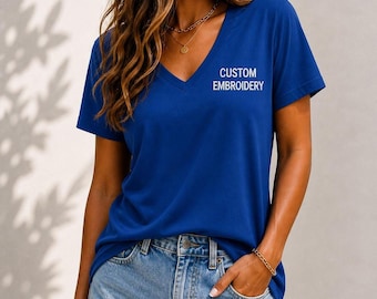 Camiseta personalizada con cuello en V bordada: texto o logotipo personalizado en el pecho.
