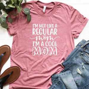 I'm Not Like A Regular Mom I'm A Cool Mom Shirt – Funny Mother's Day Gift – Trendy Mom Life Tee – Cool Mama T-Shirt for Women 画像 2