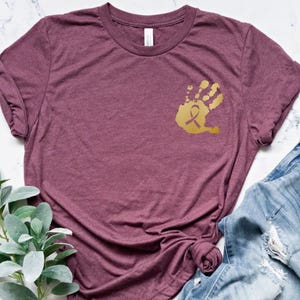 Camiseta contra el cáncer infantil, camiseta de concientización sobre el cáncer, camiseta "En septiembre vestimos de oro", camiseta con lazo dorado, camiseta de enfermera oncológica, camiseta "En septiembre" imagen 3