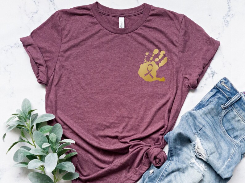 Camiseta contra el cáncer infantil, camiseta de concientización sobre el cáncer, camiseta "En septiembre vestimos de oro", camiseta con lazo dorado, camiseta de enfermera oncológica, camiseta "En septiembre" imagen 3