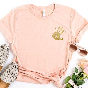 Camiseta contra el cáncer infantil, camiseta de concientización sobre el cáncer, camiseta "En septiembre vestimos de oro", camiseta con lazo dorado, camiseta de enfermera oncológica, camiseta "En septiembre" imagen 4