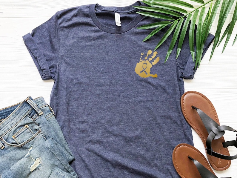 Camiseta contra el cáncer infantil, camiseta de concientización sobre el cáncer, camiseta "En septiembre vestimos de oro", camiseta con lazo dorado, camiseta de enfermera oncológica, camiseta "En septiembre" imagen 6
