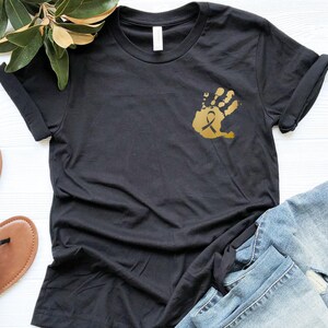 Camiseta contra el cáncer infantil, camiseta de concientización sobre el cáncer, camiseta "En septiembre vestimos de oro", camiseta con lazo dorado, camiseta de enfermera oncológica, camiseta "En septiembre" imagen 2
