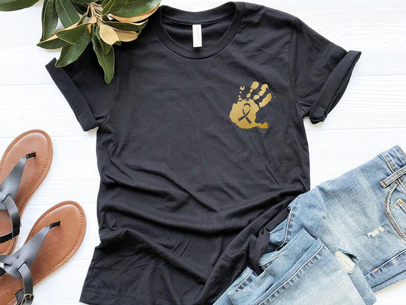 Camiseta contra el cáncer infantil, camiseta de concientización sobre el cáncer, camiseta "En septiembre vestimos de oro", camiseta con lazo dorado, camiseta de enfermera oncológica, camiseta "En septiembre" imagen 2