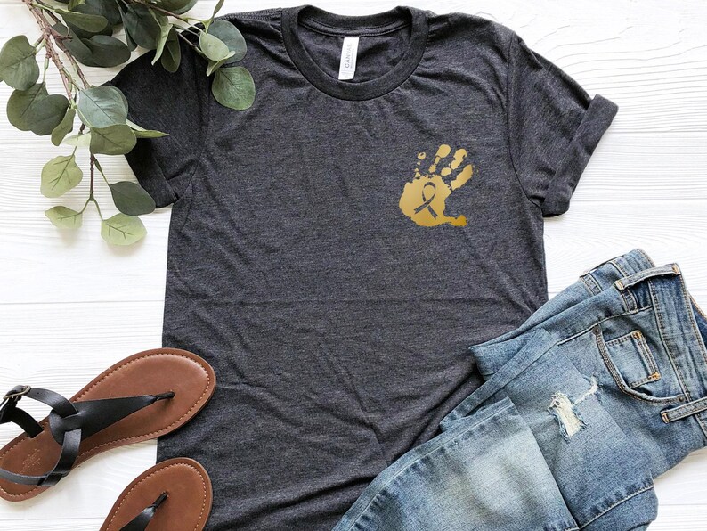 Camiseta contra el cáncer infantil, camiseta de concientización sobre el cáncer, camiseta "En septiembre vestimos de oro", camiseta con lazo dorado, camiseta de enfermera oncológica, camiseta "En septiembre" imagen 5