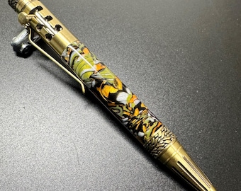 Bolígrafo con palanca de cambios de acción de cerrojo en latón antiguo.