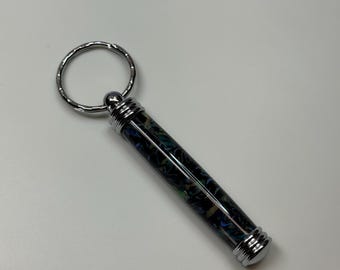 Llavero con compartimento secreto hecho a mano en cromo