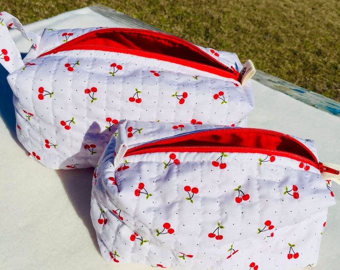 Medium Make Up Case / Cherry