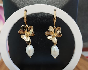 18K Gold and  pearl dangle earrings- Gold flowers earrings- Wedding bridal pearl earrings- Elegant pearl gift earrings