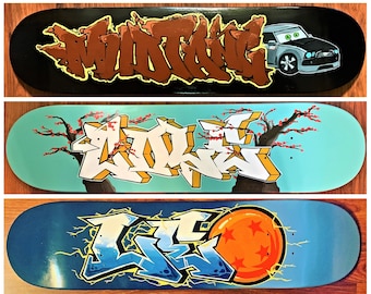 Tabla de skate con grafiti personalizado: letras personalizadas/temática (deportes, ciudad, trabajo, televisión, animales, etc.), arte callejero/mural, pintura en aerosol y acrílico