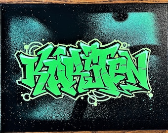 Grafiti personalizado con nombre, palabra y letras sobre lienzo. Pintado a mano. Arte callejero, pintura acrílica y en aerosol.