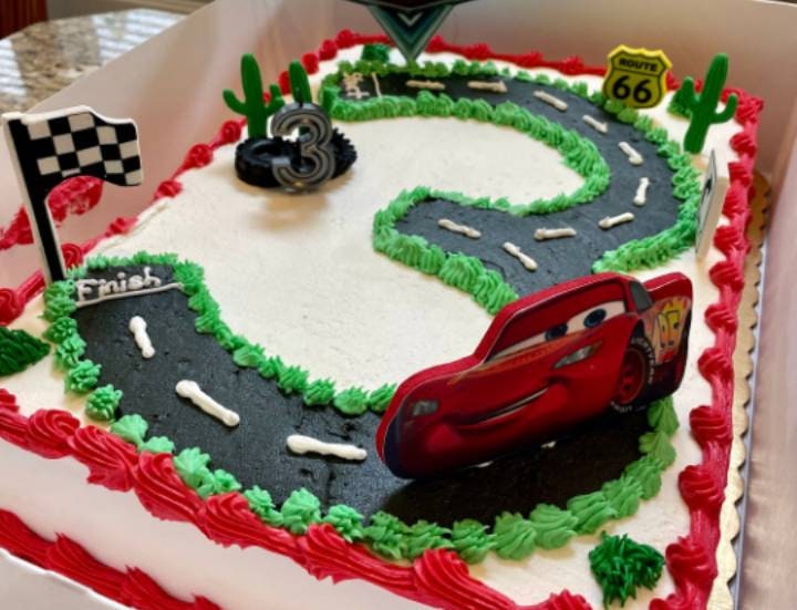 Cars/Lightning McQueen Cake - Decorated Cake by Little - CakesDecor