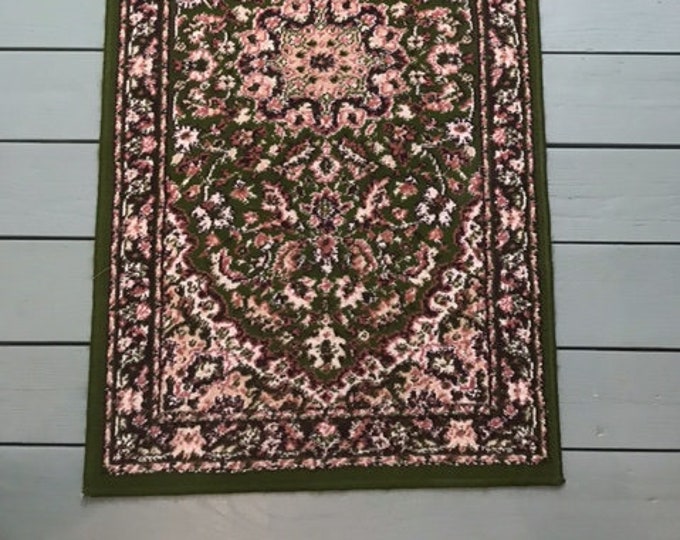 Small rug with green, pink, white and beige accents, made of wool, vintage 1980s home decor