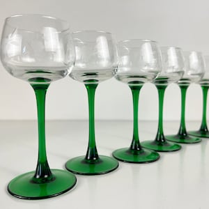 Juego de 5 o 6 copas de vino de tallo verde, copas de vino blanco, copas de vino francesas bellamente grabadas, cristalería vintage Luminarc de los años 80