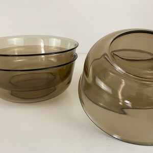 Arcoroc France, Smoke glass serving bowls, ø 18 cm, Set of 2, beautiful mid century design from the 1970s afbeelding 9