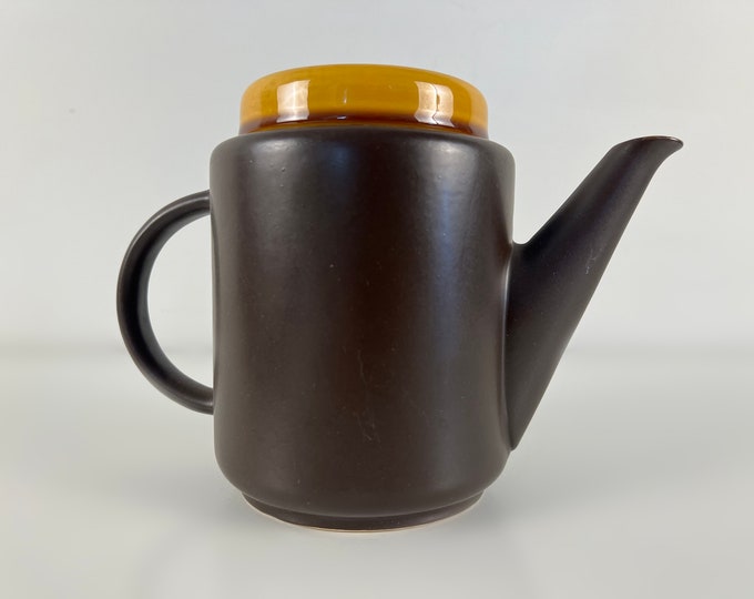 Stylish coffee or tea pot made by the Dutch ceramics factory Driehoek, mid-century minimalist design, Netherlands 1962