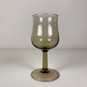 Set of 6 small smoked glass wine glasses, Arcoroc wine glasses , French mid century modern barware from the 70s afbeelding 7