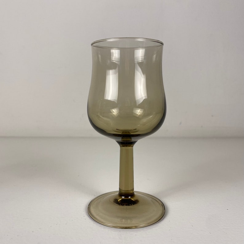 Set of 6 small smoked glass wine glasses, Arcoroc wine glasses , French mid century modern barware from the 70s afbeelding 7