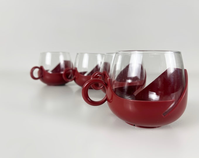 Set of 4 retro vintage tea or coffee glasses, burgundy red plastic holder, the glasses are produced in Holland in the 1970s