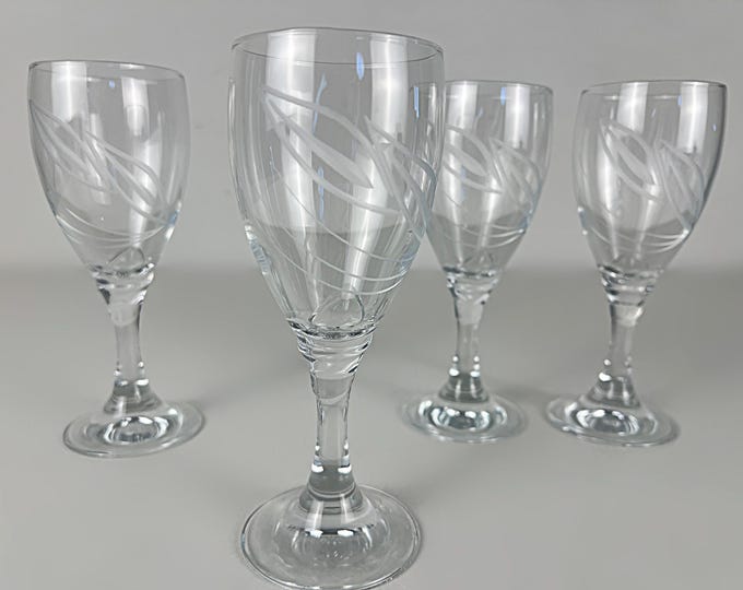 Set of 4 gorgeous cristal Rocco Bormioli Arianne Sky Italian red wine glasses with a graceful stem and etched chalice, Italy 1980s