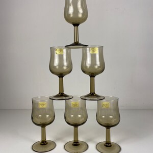 Set of 6 small smoked glass wine glasses, Arcoroc wine glasses , French mid century modern barware from the 70s afbeelding 5