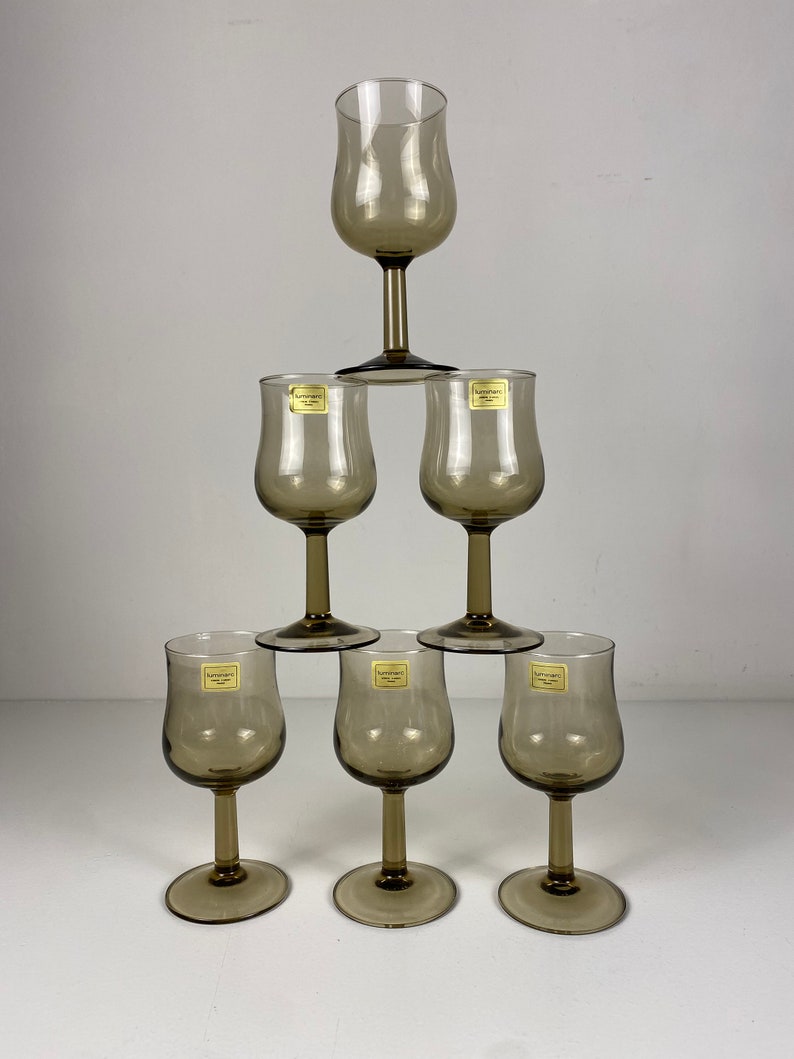 Set of 6 small smoked glass wine glasses, Arcoroc wine glasses , French mid century modern barware from the 70s afbeelding 5