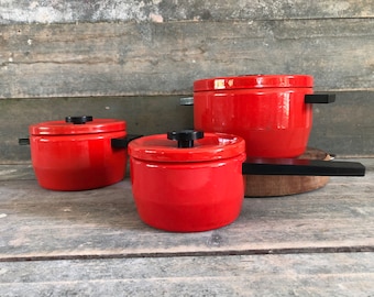 3 vintage red Arabia Finel pans / 3 Arabia Finel enamel ware pots | Wartsila Arabia Finland Finel | Finnish mid century enamel design 1960s