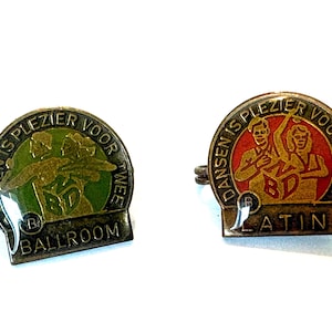 Może przedstawiać: Dwie metalowe przypinki w stylu vintage. Jedna przypinka ma zielone tło z tancerzami i napisem "Ballroom". Druga ma czerwone tło z tancerzami i napisem "Latin". Obie przypinki mają napis "DANSEN IS PLEZIER VOOR TWEE".