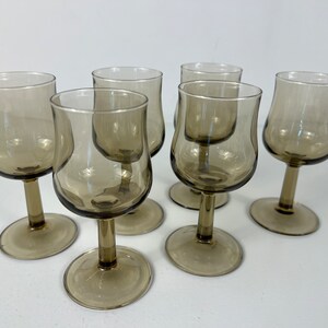 Set of 6 small smoked glass wine glasses, Arcoroc wine glasses , French mid century modern barware from the 70s afbeelding 4