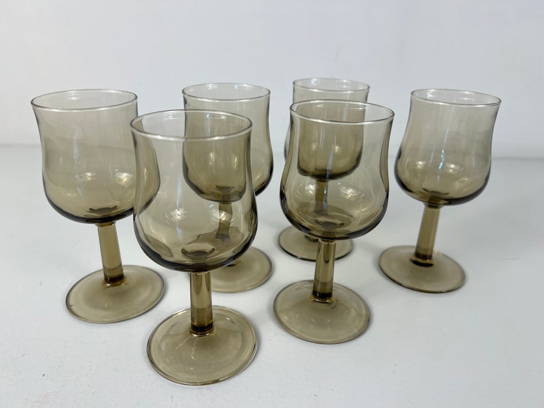 Set of 6 small smoked glass wine glasses, Arcoroc wine glasses , French mid century modern barware from the 70s afbeelding 4