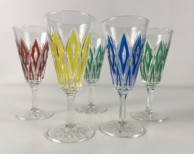 Set of 5 beautiful diamond cut and colored crystal champagne glasses, Harlequin style manufactured by VMC Reims, French Vintage 1950s