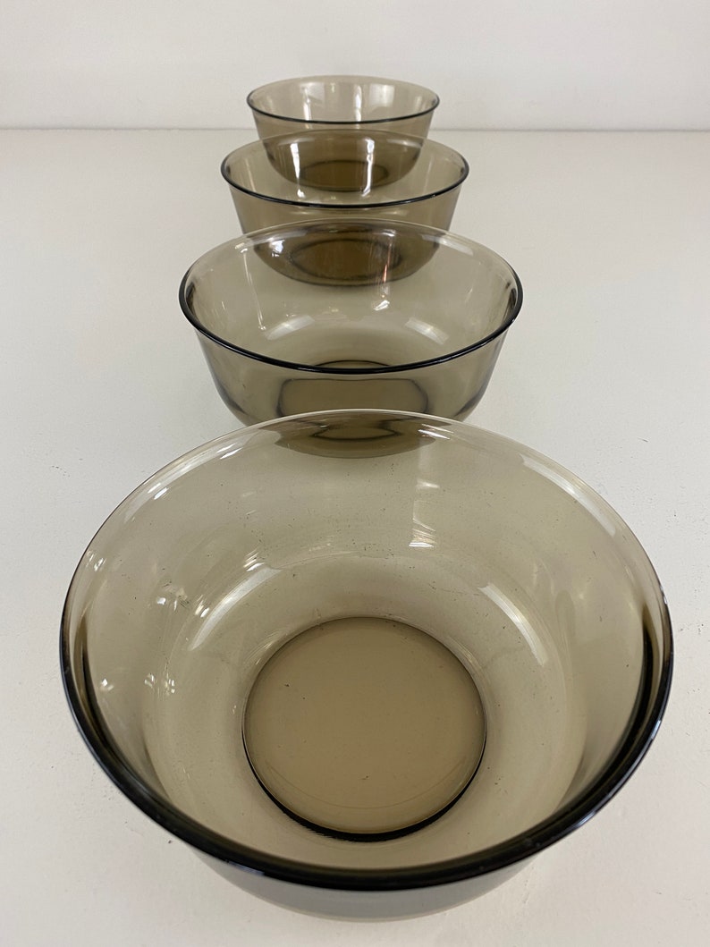 Arcoroc France, Smoke glass serving bowls, ø 18 cm, Set of 2, beautiful mid century design from the 1970s afbeelding 5
