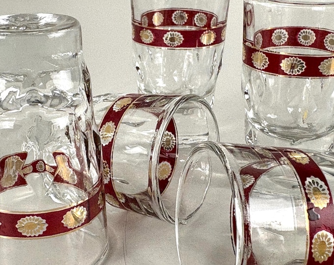 Set of 5 vintage shot glasses, cheerful cut glass decorated with refined gold flowers, lovely Italian barware from the 1970s