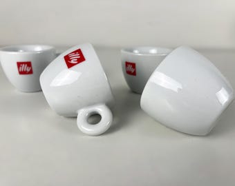 Vintage-Espressotassen aus hochwertigem Illy-Porzellan, verziert mit dem klassischen roten Illy-Logo.