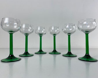 Set mit 4, 5 oder 6 kleinen grünen Weißweingläsern, Elsässer Weingläsern, Stielgläsern, Muskateller-Weingläsern, französischem Vintage Luminarc aus den 1980er Jahren